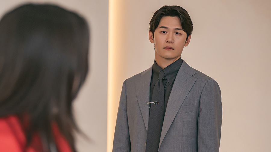 Lee Hak Joo as Lee Jin U in Beyond the Bar