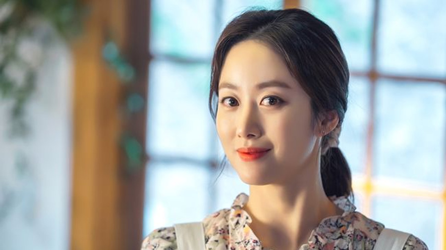 Jeon Hye Bin as Heo Min Jeong in Beyond the Bar