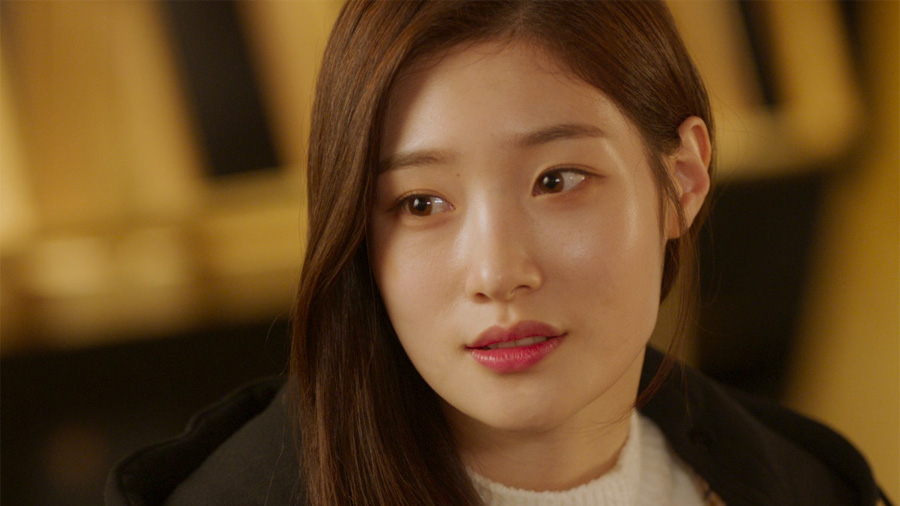 Jung Chae Yeon as Kang Hyo Min in Beyond the Bar