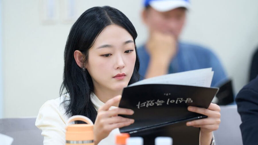 Jeon So Nee as Eun Su in As You Stood By